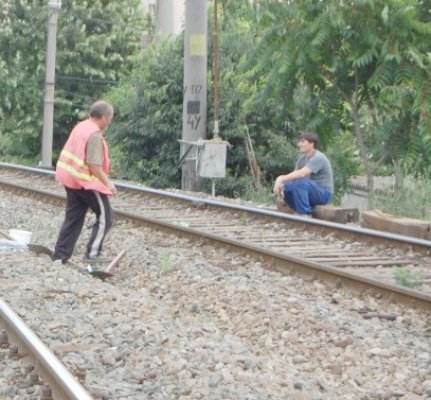 Prinşi după ce au furat două şine de cale ferată